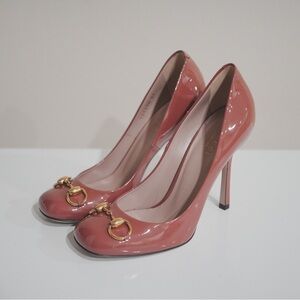 Gucci Scar Pelle S. Cuoio Vernice Crystal Pump, Signature Accents in Tibet Red